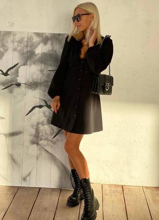 Платье черное на длинный рукав с вырезом в зоне декольте на пуговицах короткая стильная трендовая3 фото