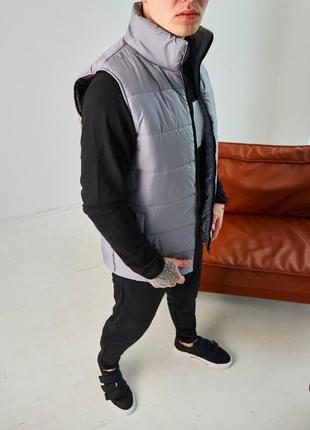 Мужская дутая стеганая спортивная жилетка без капюшона из плащевки черная на весну6 фото