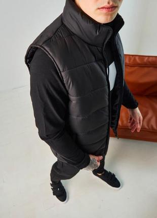 Мужская дутая стеганая спортивная жилетка без капюшона из плащевки черная на весну3 фото