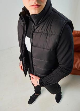 Мужская дутая стеганая спортивная жилетка без капюшона из плащевки черная на весну4 фото