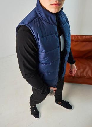 Мужская дутая стеганая спортивная жилетка без капюшона из плащевки синяя на весну3 фото