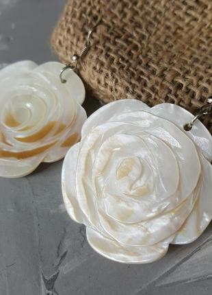 Жемчужные серьги перламутр натуральный розы цветы резные6 фото