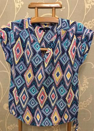 Очень красивая и стильная брендовая блузка в ромбах...100% вискоза.