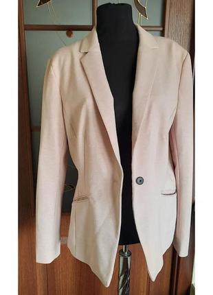 Піджак ніжного кольору