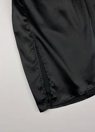Черное атмосферное платье с разрезом3 фото