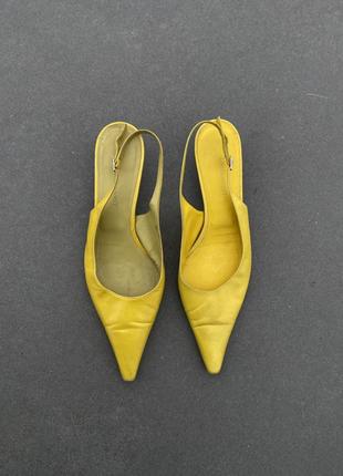 Яскраві жовті туфлі човника kitten heels з гострим мисом