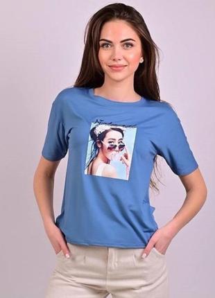 Женская футболка с принтом "шарик из жвачки"  цвета джинс.