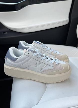 Женские кожаные кроссовки new balance ct302. белые х синим и бежевым.