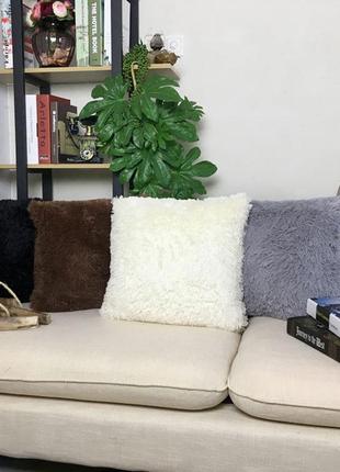 Интерьерная подушка, мех травка, подушка на диван бежевого цвета5 фото