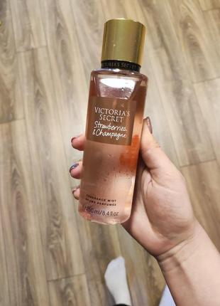 Парфюмированный спрей для тела strawberries & champagne 250ml victoria's secret2 фото