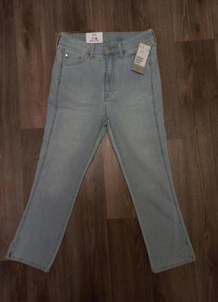 Женские укороченные светло-синие джинсы