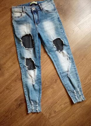 Стильные джинсы скинни с необработанным низом