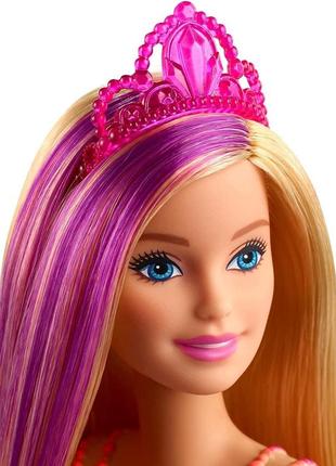 Лялька barbie принцеса з дрімтопії з малиновим волоссям і фіолетовим пасмом, іграшка барбі dreamtopia gjk133 фото