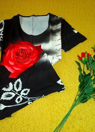 Футболка с ярким цветочным принтом