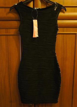 Черное мини платье lipsy с золотистым узором2 фото