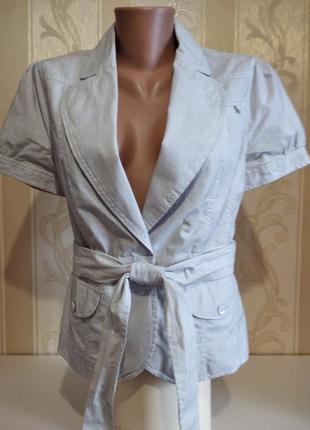 Стильний фірмовий піджак з коротким рукавом в дрібну смужку.