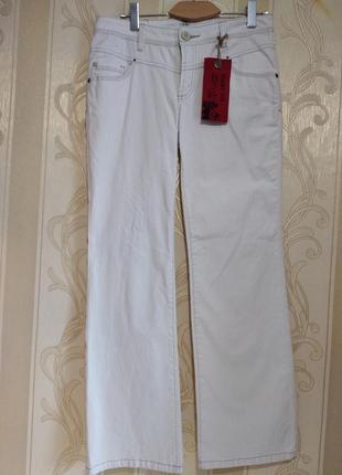 Белые плотные прямые джинсы.