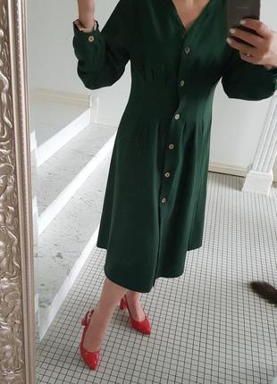 Платье темно-зеленое впереди на пуговицах по фигуре весна 2019