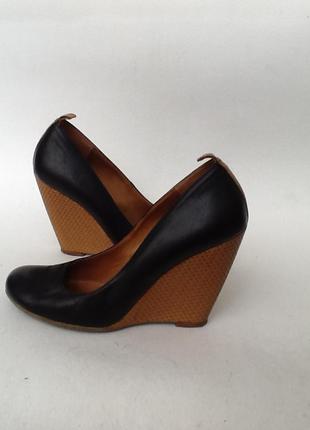 Кожаные фирменные туфли танкетка р.37