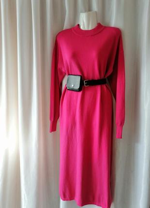 Крутое стильное вязаное платье роза ярко розовая фуксия с поясом сумочкой сбоку разрез крута стильна