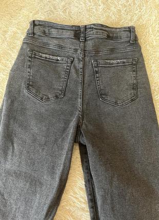 Темно-серые джинсы женские4 фото