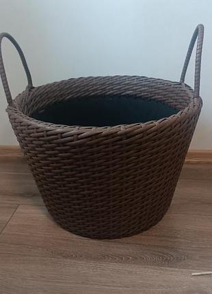 Плетений кошик для дров або білизни