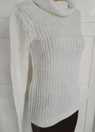 Білосніжний теплий вязаний  світер з срібною ниткою.