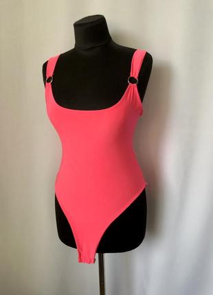 Prettylittlething купальник розовый неоновый с кольцами сплошной слитный без чашек