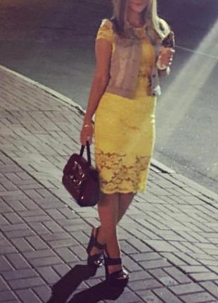 Шикарне плаття з гепюром жовтого кольору