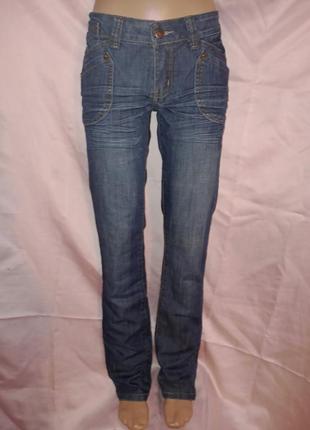 Нові жіночі джинси із заклепками кльош розмір 29. chuand tian nu7 фото