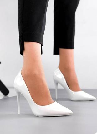 Женские белые туфли на шпильке