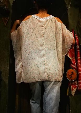Персиковая блуза в принт цветы ромашки шифоновая тонкая с вырезами на плечах кружевом2 фото