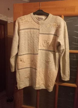 Ангоровый свитер новый,италия был на витрине есть пару пятнышек цена снижена