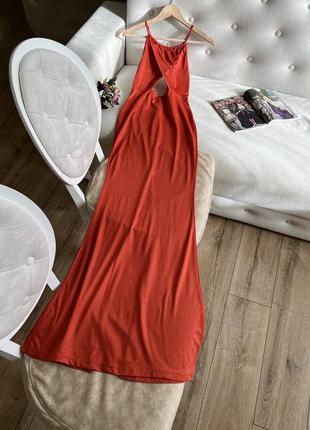 Яркое оранжевое платье с открытой спиной2 фото