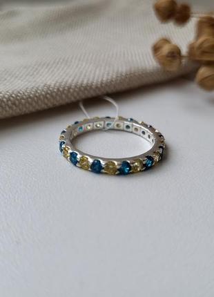 Серебряное кольцо в патриотическом стиле с голубыми и желтыми камнями серебро 925проба 2.10г 4610р размер16.5