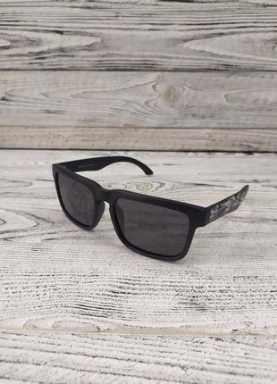 Солнцезащитные очки черные, матовые, унисекс в пластиковой оправе2 фото