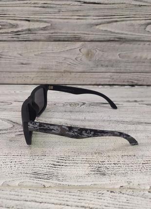 Солнцезащитные очки черные, матовые, унисекс в пластиковой оправе4 фото