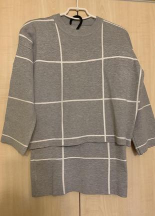 Трикотажный оригинальный костю, свитер и юбка.