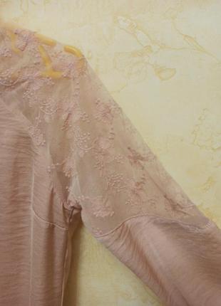 Красивая блузка пудрового цвета с гипюром3 фото