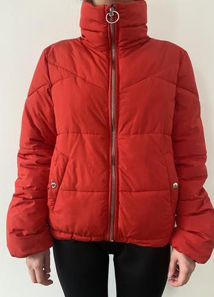 Куртка червона bershka
