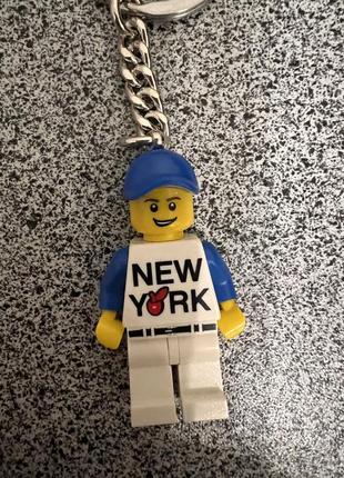 Лего брелок portachiavi lego new york minifigure 8536013 фото