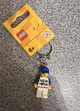 Лего брелок portachiavi lego new york minifigure 853601