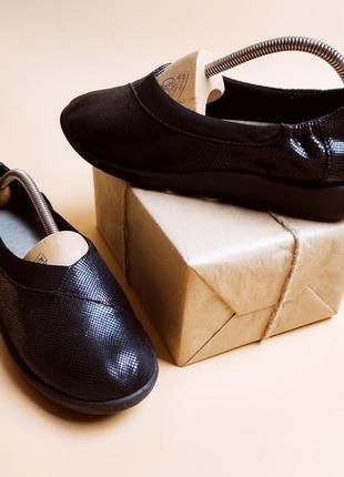 Туфли  clarks  р.39,5 длина стельки 25 см.