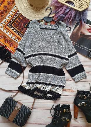 Вязаный свитер в полоску с вырезами