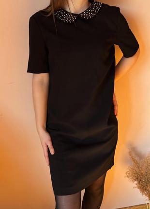 Базовое черное платье с изюмкой на воротничке