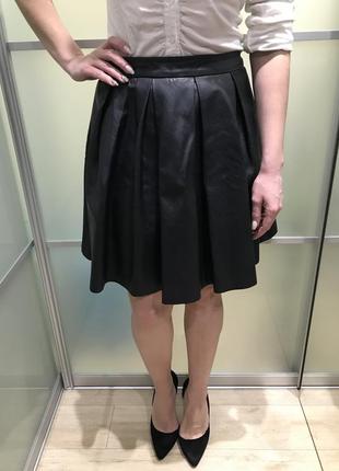 Чёрная юбка из экокожи1 фото