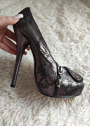 Туфли с черепами