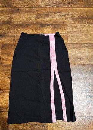 Юбка до колен с разрезом
