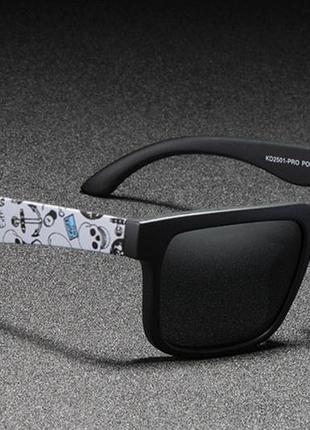 Солнцезащитные очки черные, матовые, унисекс в пластиковой оправе