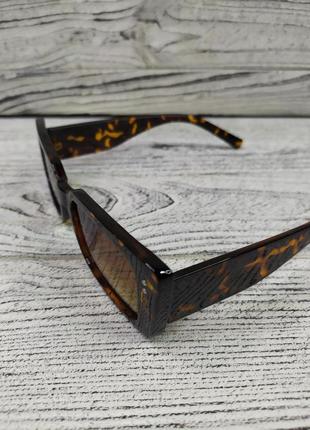 Сонцезахисні окуляри жіночі коричневі у глянцевій оправі4 фото